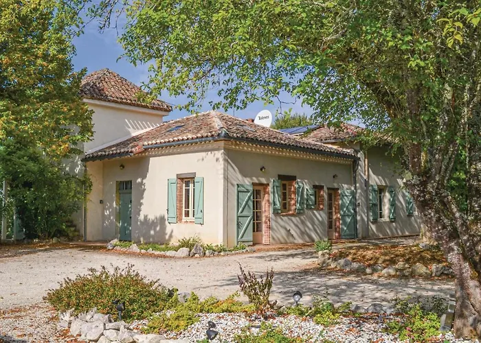 Beautiful In Lacapelette *