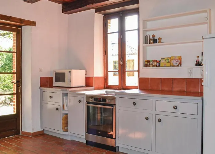 Beautiful In Lacapelette *